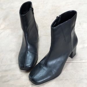 Basic Editions black short boot, 7W (Tess)